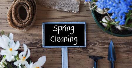 IMAGE OF SPRING CLEANING SIGN ON WOODEN TABLE